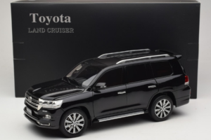 Toyota Land Cruiser LC200 Negro Kengfai 1:18 KF024-13 Metal - imagen 8 de 8