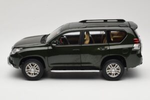 Toyota Land Cruiser Prado J150 Verde Paudi Model 1:18 623132-GR Metal - imagen 4 de 8