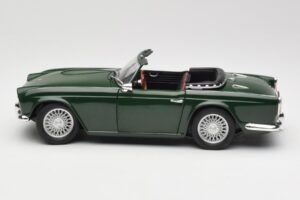 Triumph TR4 British Racing Green Revell 1:18 08827-T1 Metal - imagen 4 de 8