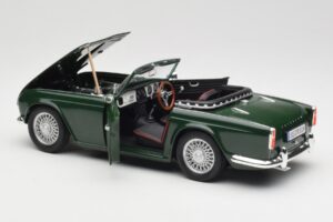 Triumph TR4 British Racing Green Revell 1:18 08827-T1 Metal - imagen 5 de 8