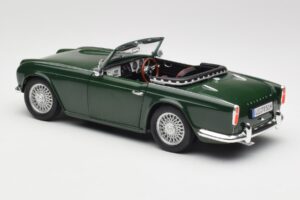 Triumph TR4 British Racing Green Revell 1:18 08827-T1 Metal - imagen 7 de 8