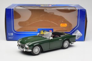 Triumph TR4 British Racing Green Revell 1:18 08827-T1 Metal - imagen 8 de 8