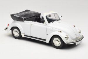 Volkswagen 1302 LS Cabriolet Blanco Revell 1:18 8415 Metal - imagen 6 de 8