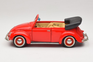 Volkswagen Beetle Descapotable Rojo Maisto 1:18 56010 Metal - imagen 4 de 8