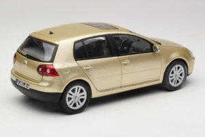 Volkswagen Golf Mk5 Light Bronze Metallic Bburago 1:18 09930201W Metal - imagen 3 de 8