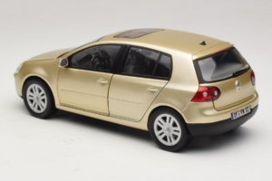 Volkswagen Golf Mk5 Light Bronze Metallic Bburago 1:18 09930201W Metal - imagen 7 de 8