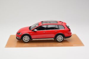 Volkswagen Golf Mk7 Alltrack Tornado Red DNA 1:18 DNA000035 Resina - imagen 3 de 6