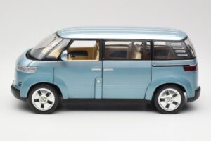 Volkswagen Microbus Concept Verde Claro Revell 1:18 08444 Metal - imagen 4 de 8
