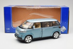 Volkswagen Microbus Concept Verde Claro Revell 1:18 08444 Metal - imagen 8 de 8