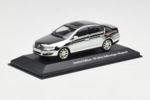 Volkswagen Passat B6 Chrome Silver 10 Years Volkswagen Magazine Minichamps 1:43 PASSAT004 Metal - imagen 2 de 4