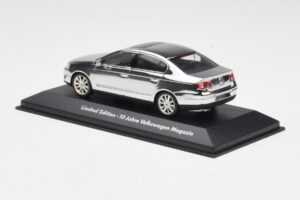 Volkswagen Passat B6 Chrome Silver 10 Years Volkswagen Magazine Minichamps 1:43 PASSAT004 Metal - imagen 3 de 4