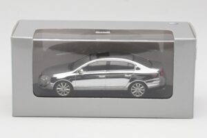 Volkswagen Passat B6 Chrome Silver 10 Years Volkswagen Magazine Minichamps 1:43 PASSAT004 Metal - imagen 4 de 4