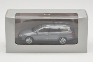 Volkswagen Passat B6 Variant Grey Metallic Minichamps 1:43 PASSAT005 Metal - imagen 4 de 4