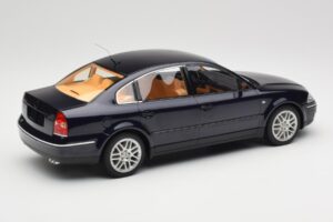 Volkswagen Passat W8 B5.5 Indigo Blue DNA 1:18 DNA000029 Metal - imagen 2 de 6