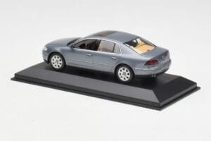 Volkswagen Phaeton 3D Gris Minichamps 1:43 3D0099300GPR7Q Metal - imagen 3 de 4
