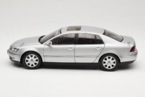 Volkswagen Phaeton D1 Silver Metallic AUTOart 1:18 79742 Metal - imagen 4 de 8