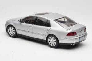 Volkswagen Phaeton D1 Silver Metallic AUTOart 1:18 79742 Metal - imagen 7 de 8