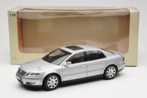 Volkswagen Phaeton D1 Silver Metallic AUTOart 1:18 79742 Metal - imagen 8 de 8