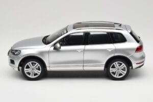 Volkswagen Touareg 7L Silver Metallic Kyosho 1:18 8821CS Metal - imagen 4 de 8
