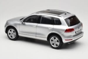 Volkswagen Touareg 7L Silver Metallic Kyosho 1:18 8821CS Metal - imagen 7 de 8