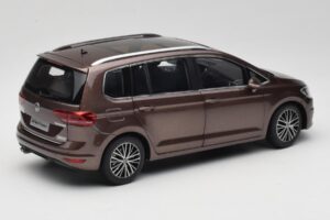 Volkswagen Touran 5T Marrón Paudi Model 1:18 ZVE000003BRA Metal - imagen 3 de 8