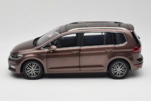 Volkswagen Touran 5T Marrón Paudi Model 1:18 ZVE000003BRA Metal - imagen 4 de 8