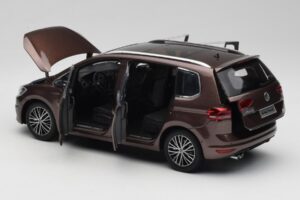 Volkswagen Touran 5T Marrón Paudi Model 1:18 ZVE000003BRA Metal - imagen 5 de 8