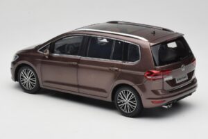 Volkswagen Touran 5T Marrón Paudi Model 1:18 ZVE000003BRA Metal - imagen 7 de 8