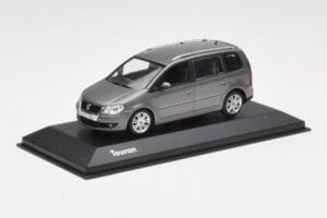 Volkswagen Touran Sport Platinum Grey Minichamps 1:43 TOURAN003 Metal - imagen 2 de 4