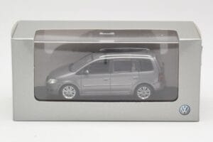 Volkswagen Touran Sport Platinum Grey Minichamps 1:43 TOURAN003 Metal - imagen 4 de 4
