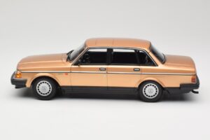 Volvo 240 GL Dorado Minichamps 1:18 155171405 Metal - imagen 3 de 6