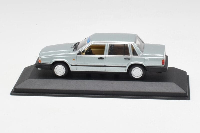 Volvo 240 GL Plata Metálico Minichamps 1:43 940171402 Metal