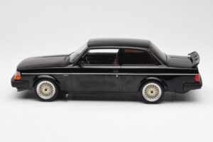 Volvo 240 Turbo Negro Custom IXO 1:18 18CMC178 Metal - imagen 3 de 6