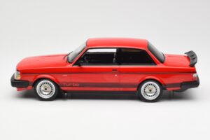 Volvo 240 Turbo Rojo Custom IXO 1:18 18CMC177 Metal - imagen 3 de 5