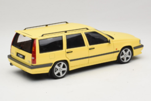 Volvo 850 T-5R Familiar Cream Yellow AUTOart 1:18 79506 Metal - imagen 3 de 8