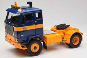 Volvo F88 Azul Oscuro Amarillo MCG 1:18 MCG18140 Metal