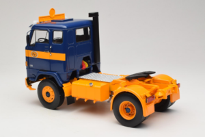 Volvo F88 Azul Oscuro Amarillo MCG 1:18 MCG18140 Metal - imagen 7 de 8