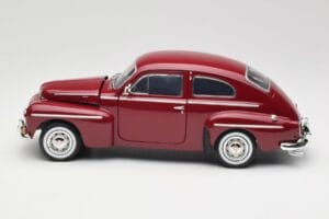 Volvo PV544 Cherry Red Revell 1:18 08887 Metal - imagen 4 de 8