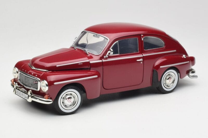 Volvo PV544 Cherry Red Revell 1:18 08887 Metal