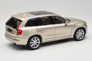 Volvo XC90 Luminous Sand Yellow Paudi Model 1:18 9430841 Metal - imagen 3 de 8