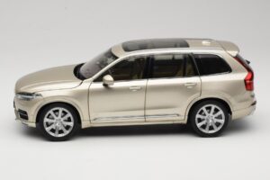 Volvo XC90 Luminous Sand Yellow Paudi Model 1:18 9430841 Metal - imagen 4 de 8