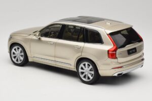 Volvo XC90 Luminous Sand Yellow Paudi Model 1:18 9430841 Metal - imagen 7 de 8