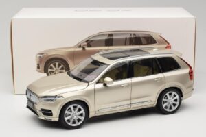 Volvo XC90 Luminous Sand Yellow Paudi Model 1:18 9430841 Metal - imagen 8 de 8
