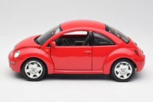 Volkswagen New Beetle Rojo Bburago 1:18 8185108 Metal - imagen 4 de 8