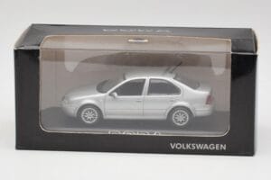 Volkswagen Bora Reflex Plata Minichamps 1:43 81982223S Metal - imagen 4 de 4