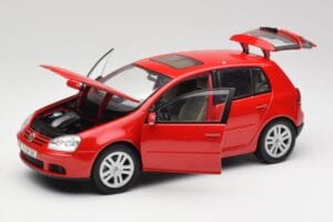 Volkswagen Golf Mk5 4-Door Tornado Rojo Bburago 1:18 GOLF001 Metal - imagen 2 de 8