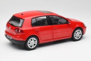 Volkswagen Golf Mk5 4-Door Tornado Rojo Bburago 1:18 GOLF001 Metal - imagen 3 de 8
