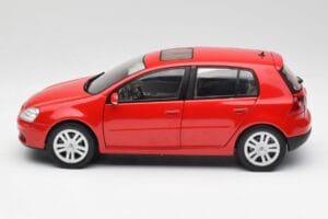 Volkswagen Golf Mk5 4-Door Tornado Rojo Bburago 1:18 GOLF001 Metal - imagen 4 de 8