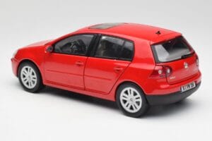 Volkswagen Golf Mk5 4-Door Tornado Rojo Bburago 1:18 GOLF001 Metal - imagen 7 de 8