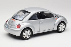 Volkswagen New Beetle Reflex Plata Metálico Bburago 1:18 3322 Metal - imagen 3 de 8